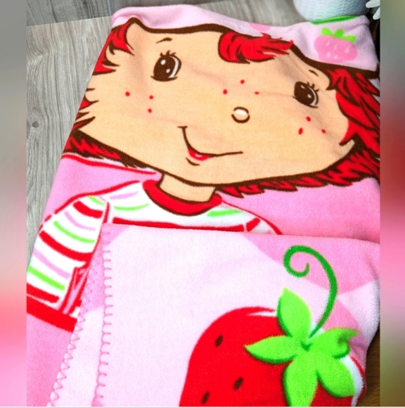 Vintage Strawberry Shortcake Large Pink/Red Fleece Blanket Throw - Picture 1 of 6